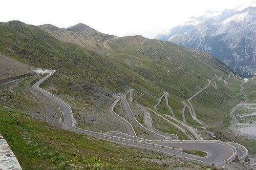 Đường đèo Stelvio, Italy với chiều dài hơn 22km, nằm trên độ cao 2,758m, Stelvio là đường đèo cao nhất châu Âu. Ngoài ra với địa hình được kết cấu từ 48 khúc cua dốc và nguy hiểm, Stelvio có mặt trong danh sách những cung đường nguy hiểm nhất Thế Giới.